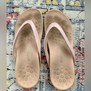 Women’s size 8 Vionic flip flops